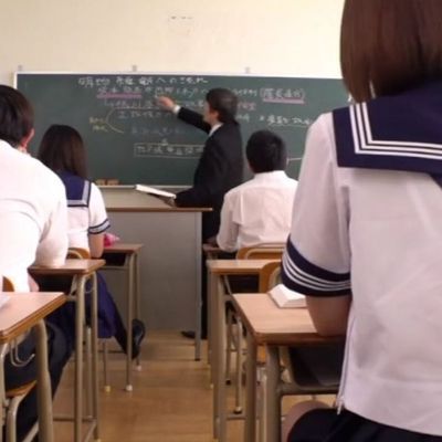 小恶魔制服美少女